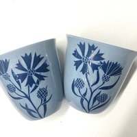 2Er-Set Blaue Becher Mit Kornblumen 2Er-Set Blaue Becher Mit Kornblumen von KleurKeramiek