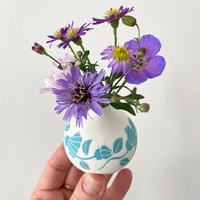 Mini-Porzellanvase Mit Türkisfarbenen Sgraffito-Blumen von KleurKeramiek