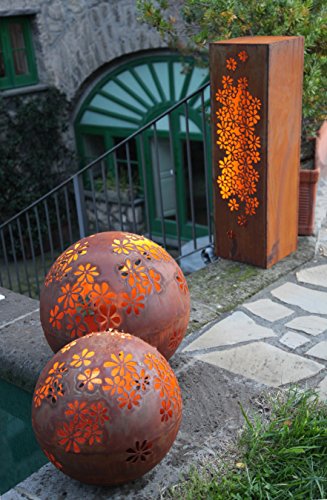 Rostige Gartenkugel mit Blumenmotiv - Große Dekokugel - Ø 50cm - Wetterfest & Frostsicher - Metall/Edelrost/Rost - Rostkugel/Metallkugel zur Dekoration im Garten/Gartendekoration von Klocke Edelrost Dekor