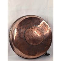 Geschlagenes Kupfer Beerensieb Antiquität Von 1900 Sehr Groß 35 cm Hochwertige Dekoration Für Küche Oder Eingang von KlunkerimBunker