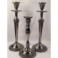 Kerzenleuchter Groß Aus Metall Mit Straß Glassteinen Besetzt 3 Set Samtboden Kein Verkratzen Auf Möbel Vintage Kerzenleuchter Groß Aus Metall Mit Straß Glassteinen Besetzt 3 Set Samtboden Kein Verkratzen Auf Möbel Vintage von KlunkerimBunker