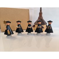 Kurrende Dorf Mit Xl Figuren Seiffen Kirche Und 2 Häuser Erzgebirge Tradition Schmuck Im Original Karton Weihnachten von KlunkerimBunker