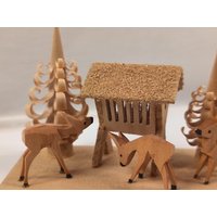 Rehfütterung in Natur Aus Dem Erzgebirge Handgemacht Mit Spanbäumen Im Originalkarton Rehfütterung in Natur Aus Dem Erzgebirge Handgemacht Mit Spanbäumen Im Originalkarton von KlunkerimBunker