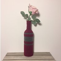 Gestreifte Marode Und Graue Gestrickte Weinflasche, Die Als Dekorative Vase Oder Wiederverwendbare Geschenkverpackung Verwendet Werden Kann von Knit17UK