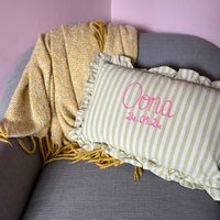 Handbesticktes Personalisiertes Kissen Mit Datum - Bitte Lesen von KnitsUpstitched