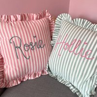 Handgesticktes Personalisiertes Kissen von KnitsUpstitched