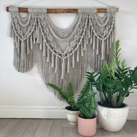 Makramee-Wandbehang Mit Quasten, Grauer Beige Makramee-Wandteppich, Hängender Wanddekor, Moderne Wohndekoration, Über Dem Bettdekor, Boho Hintergrund von KnitushkiStore
