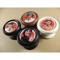 Cola Girl Möbelknopf, Mid-Century Style, Ahornholz Cola Girl Möbelknopf, Mid-Century Style, Ahornholz von KnobTreasures