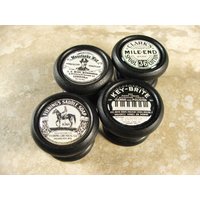 Handgefertigter Möbelknopf Aus Holz Mit Vintage Ad Einsätzen von KnobTreasures