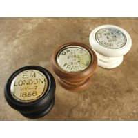 Handgemachter Poststempel Knauf, Hartholz Ahorn, Vintage City Design Handgemachter Poststempel Knauf, Hartholz Ahorn, Vintage City Design von KnobTreasures