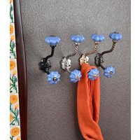 Blauer Dekorativer Handgemachter Keramik Wandhaken | Vintage Kleiderhaken |Metall |Möbelbeschläge Badehaken von Knobco