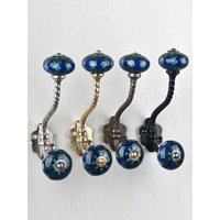 Handgefertigte Keramik-Wandhaken in Dunkelblau - Vintage Metall Kleider- Und Möbelbeschläge Für Das Bad Die Eingangstür Handgefertigte Keramik-Wandhaken in Dunkelblau - Vintage Metall Kleider- Und Möbelbeschläge Für Das Bad Die Eingangstür von Knobco