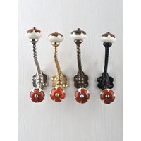 Einzigartige Rot-Weiß-Blumen Handgemachte Keramik Blau Aufhänger | Vintage Wandhaken |Metall-Wandhaken |Möbel-Hardware-Haken Badehaken von Knobco