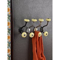 Gelbe Farbe Dekorative Handgemachte Keramik Aufhänger | Vintage Wandhaken Kleiderhaken |Metall |Möbelbeschläge Badehaken von Knobco