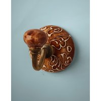 Handgefertigte Braune Keramik Wandhaken Geprägtes Blumenmuster von Knobco