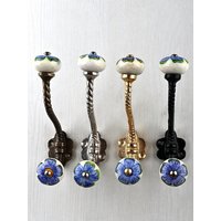 Lila & Weiß Floral Handgemachte Keramik Blaue Aufhänger | Vintage Wandhaken |Metall-Wandhaken |Möbel-Hardware-Haken Badehaken von Knobco