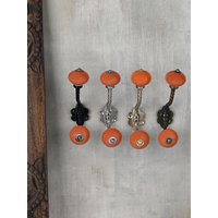 Orange Dekorative Handgemachte Keramik Wandhaken |Vintage | Kleiderhaken |Metall |Möbelbeschläge Badehaken von Knobco