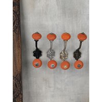 Orange Handgemachte Keramik Wandhaken Vintage Metall Kleider - & Badehaken Dekorative Möbelbeschläge Orange Handgemachte Keramik Wandhaken Vintage Metall Kleider - & Badehaken Dekorative Möbelbeschläge von Knobco