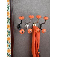 Orange Farbe Dekorative Handgemachte Keramik Wandhaken | Vintage Kleiderhaken |Metall-Wandhaken |Möbel-Hardware-Haken Badehaken von Knobco