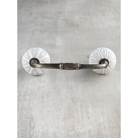 Weiß Keramik Designer Geprägte Kommode Schrank Pull | Verkauft in Sets von Knobco