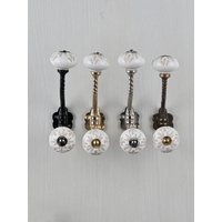 Weiße Handgemachte Keramik Wandhaken Vintage Metall Kleiderbügel Möbelbeschläge Badhaken Weiße Handgemachte Keramik Wandhaken Vintage Metall Kleiderbügel Möbelbeschläge Badhaken von Knobco