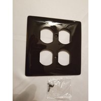 Doppelt Outlet-Abdeckung, Zwei Standard-Steckdosen, Kunststoff von KnobsForJobs