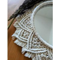Handgemachter Makramee Spiegel Aus Recycelter Baumwolle Von Bobbiny Im Boho Stil, 2 Größen 10cm Und 20cm Durchmesser Exkl. Muster Handgemachter Makramee Spiegel Aus Recycelter Baumwolle Von Bobbiny Im Boho Stil, 2 Größen 10cm Und 20cm Durchmesser Exkl. Muster von Knoeperleni