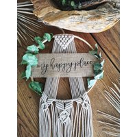 Makramee Wandbehang Mit Spruch "May Happy Place" Und Eukalyptus // Wanddekoration Zum Verschenken Traumfänger Für Den Wohnbereich Makramee Wandbehang Mit Spruch "May Happy Place" Und Eukalyptus // Wanddekoration Zum Verschenken Traumfänger Für Den Wohnbereich von Knotenkraft