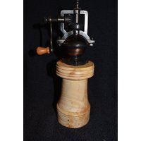 Schöne Handgemachte Pfeffermühle Aus Rock Maple Old Fashion Schöne Handgemachte Pfeffermühle Aus Rock Maple Old Fashion von Knotsinyourhead