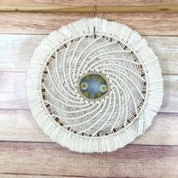 Makramee Spiral Mandala. Achat Mitte. Gepresste Harzblüten. Wandkunst von KnottinFancy