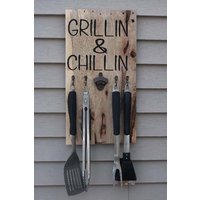 Grill Utensil Halter Holzschild Rustikales Dekor Gusseisen Flaschenöffner Hochzeitsgeschenk Geschenk Für Ihn Brautpartygeschenk Housewarminggeschenk von KnottybyNature2017
