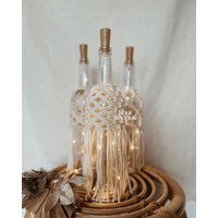 Makramee Flaschenüberzug Boho in Verschiedenen Farben・handgemachte Flaschenhülle Als Vase, Geschenkverpackung Oder Deko Mit Led Makramee Flaschenüberzug Boho in Verschiedenen Farben・handgemachte Flaschenhülle Als Vase, Geschenkverpackung Oder Deko Mit Led von Knutkaerlek