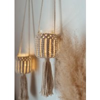 Hängendes Windlicht Makramee I Boho Teelichthalter Mit Lichterkette Hängendes Windlicht Makramee I Boho Teelichthalter Mit Lichterkette von Knutkaerlek