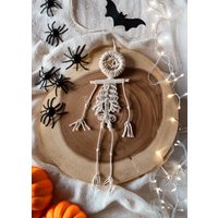 Makramee Skelett Zum Aufhängen Für Herbst Und Halloween von Knutkaerlek