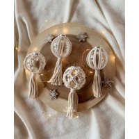 Makramee Weihnachtskugeln Im Boho-stil in Verschiedenen Farben Und Mustern von Knutkaerlek