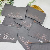 Kleinigkeit Für Die Lehrerin - Federmäppchen in Grau Personalisiert Mit Namen Roségold Als Abschiedsgeschenk Oder Dankeschön Kleinigkeit Für Die Lehrerin - Federmäppchen in Grau Personalisiert Mit Namen Roségold Als Abschiedsgeschenk Oder Dankeschön von Koboldtheater22
