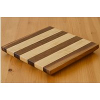 Schneidebrett Aus Nussbaum Und Hainbuche Massiv 26, 5 cm X 25, 5 3 Schneidebrett Aus Nussbaum Und Hainbuche Massiv 26, 5 cm X 25, 5 3 von KodawariKogei