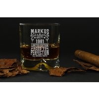 Whiskyglas Personalisiert Mit Name Und Geburtsjahr - Wunschgravur von Kodelandia