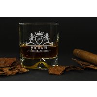 Whiskyglas Personalisiert Mit Name Und Geburtsjahr - Wunschgravur Whiskyglas Personalisiert Mit Name Und Geburtsjahr - Wunschgravur von Kodelandia