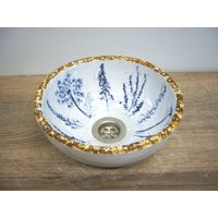 Mediterranes Mini-Handwaschbecken, 23 X 10 cm, Handgemachte Keramik, Wiesenblumen Blau Patiniert in Weiss-Glänzender Glasur von Koelnikat