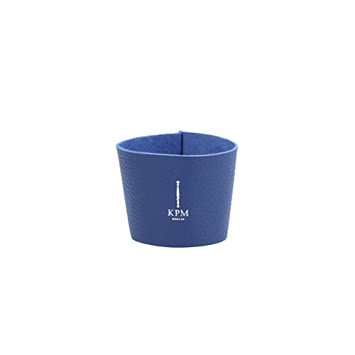 KPM Berlin KURLAND Ledermanschette für To-Go Becher Sleeve Kaffeebecher Manschette Porzellan von KPM Berlin, blau mit weißem Logo von Königliche Porzellan-Manufaktur Berlin