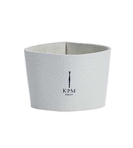 KPM Berlin KURLAND Ledermanschette für To-Go Becher Kaffeebecher Porzellan von KPM Berlin, weiß mit blauem Logo KPM Berlin KURLAND Ledermanschette für To-Go Becher Kaffeebecher Porzellan von KPM Berlin, weiß mit blauem Logo von Königliche Porzellan-Manufaktur Berlin