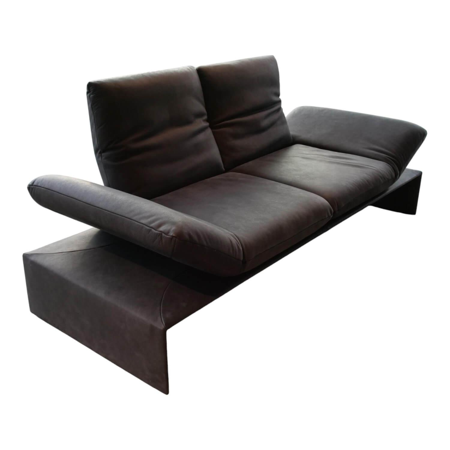 Sofa Harriet Leder A India Omega Schwarz Metallfuß Matt Satiniert Sofa Harriet Leder A India Omega Schwarz Metallfuß Matt Satiniert von Koinor