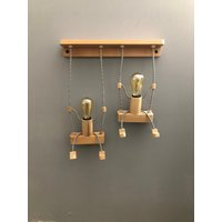 Puppen Wandlampe Für Kinderzimmer | Handgemachte Hölzerne Swing-Licht Mit Edison-Glühbirnen Einzigartige Beleuchtung von KojoKojoDesign