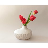strukturierte Weiße Keramikvase Mit Abgerundeter Form Und Relief Im Unteren Teil. Handgefertigte Skulpturvase von KokegardenShop