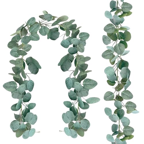 Kokoie 2 Stück Eukalyptus Girlande, Künstliche Hängepflanzen, Eukalyptus Reben Hängend Girlande, Gefälschte, Grün Blättergirlande für Hochzeitshintergrund, Party, Tischdekoration zu Hause 1.8m Kokoie 2 Stück Eukalyptus Girlande, Künstliche Hängepflanzen, Eukalyptus Reben Hängend Girlande, Gefälschte, Grün Blättergirlande für Hochzeitshintergrund, Party, Tischdekoration zu Hause 1.8m von Kokoie