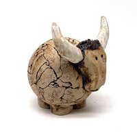 Handgefertigter Keramik Stier - Sternzeichen Figur | Frostsichere Garten Deko, Zaunhocker, Rosenkugel, Geschenkidee Unikat von KolebriAT