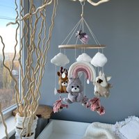 Wald Baby Mädchen Mobile, Filz Regenbogen Neugeborene Geschenk Idee, Rosa Kinderzimmer Dekor von KolibelkaMobilka