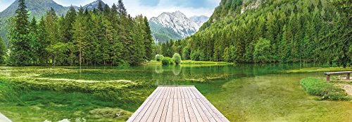 Komar Fototapete GREEN LAKE | 368 x 127 cm | Tapete, Wand Dekoration, See, Steg, Landschaft, Wald, Berg, Urlaub | 4-538 von Komar