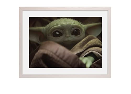 Komar Bilderrahmen Holz White mit Wandbild Mandalorian The Child Cute Face als Set - Größe: 40x30 cm - Wandbild, Dekoration, Kinder, Jugendliche Komar Bilderrahmen Holz White mit Wandbild Mandalorian The Child Cute Face als Set - Größe: 40x30 cm - Wandbild, Dekoration, Kinder, Jugendliche von Komar